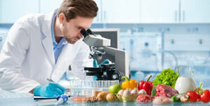 immagine che raffigura un tecnologo alimentare mentre analizza al microscopio dei vegetali. scienze