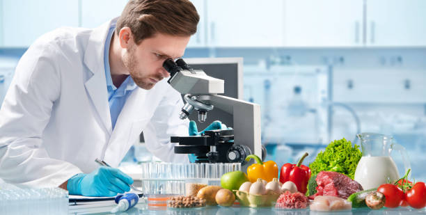 immagine che raffigura un tecnologo alimentare mentre analizza al microscopio dei vegetali