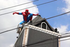 Spiderman su un palazzo