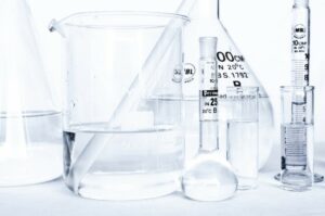 Attrezzatura di laboratorio: becker, beute, imbuti con solventi dagli odori sgradevoli