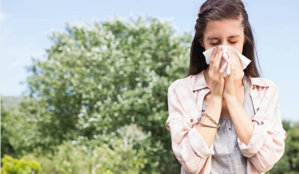 Ragazza allergica al polline