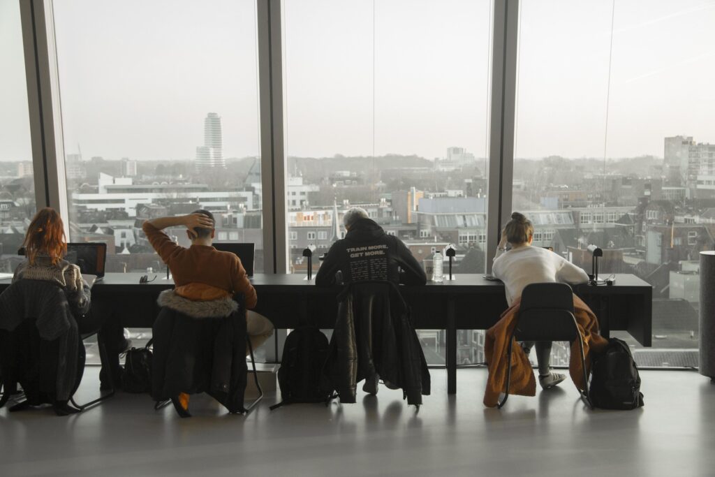 Un gruppo di ragazzi consulta contenuti digitali su un pc, illustrando il moderno rapporto tra giovani e scienza.